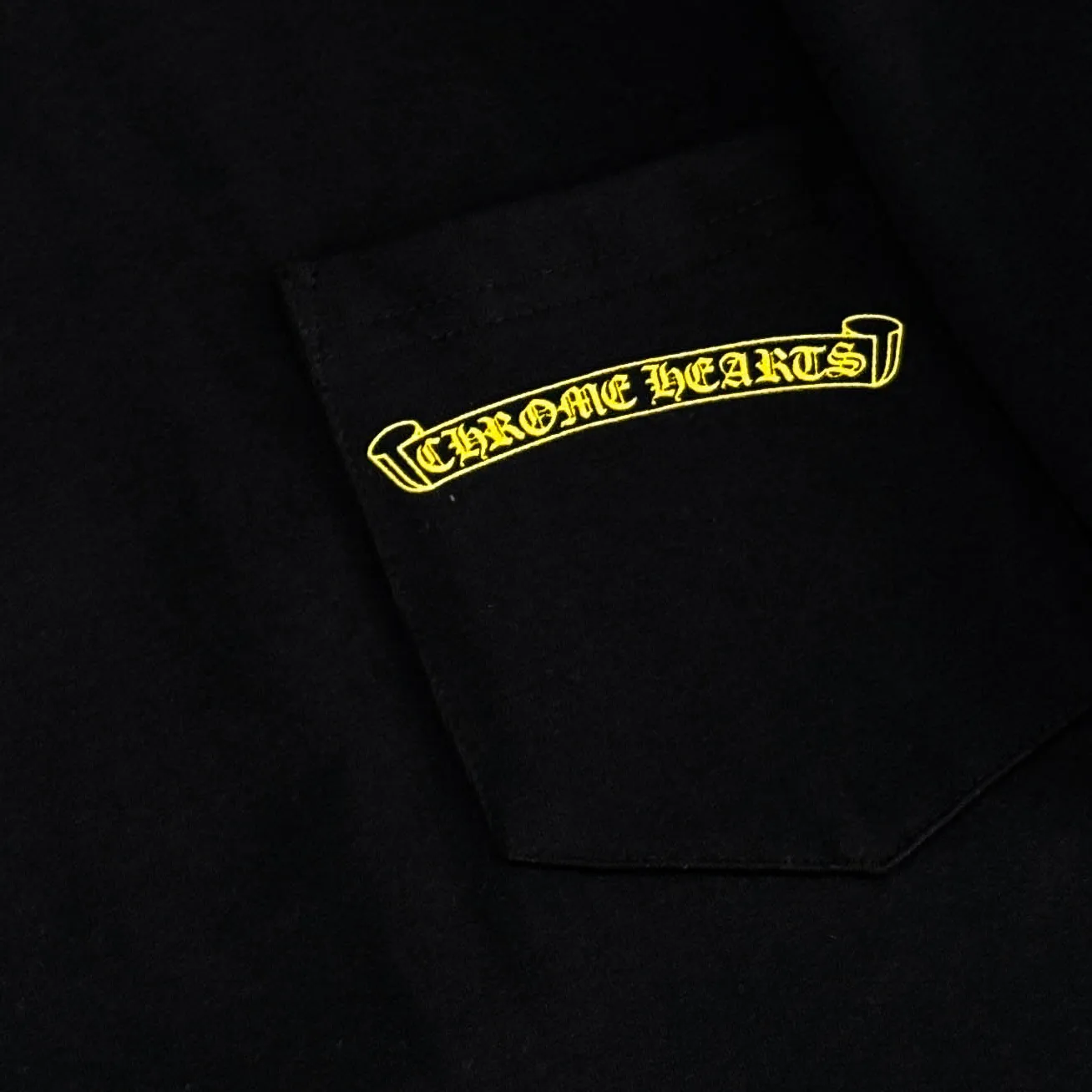 P170 Chrome Hearts 25 high-end versions. The fabric is made of 300 grams of high-density pure cotton. It does not deform or shrink. It has three labels. It is the same style for men and women. Technology: suede foaming + digital printing. Color: white, black. SIZE: S-XL.